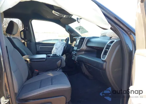 2021 Ram 1500 Big Horn 4X4 6'4 Box z USA, uszkodzony, nr VIN 1C6RRFBG4MN741276